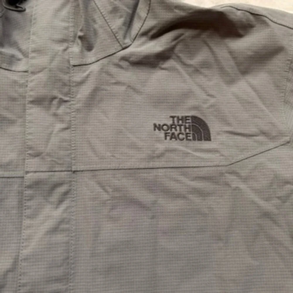 The North Face HyVent 2.5L Ski Jacket Large Mens Grey Waterproof Shell